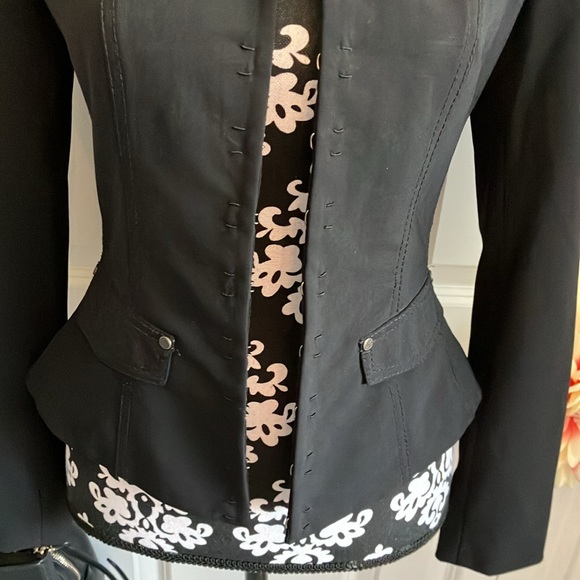 Fabulous Elie Tahari black jacket w/great lines&stitch detail & hook&eye closure - Picture 4 of 16
